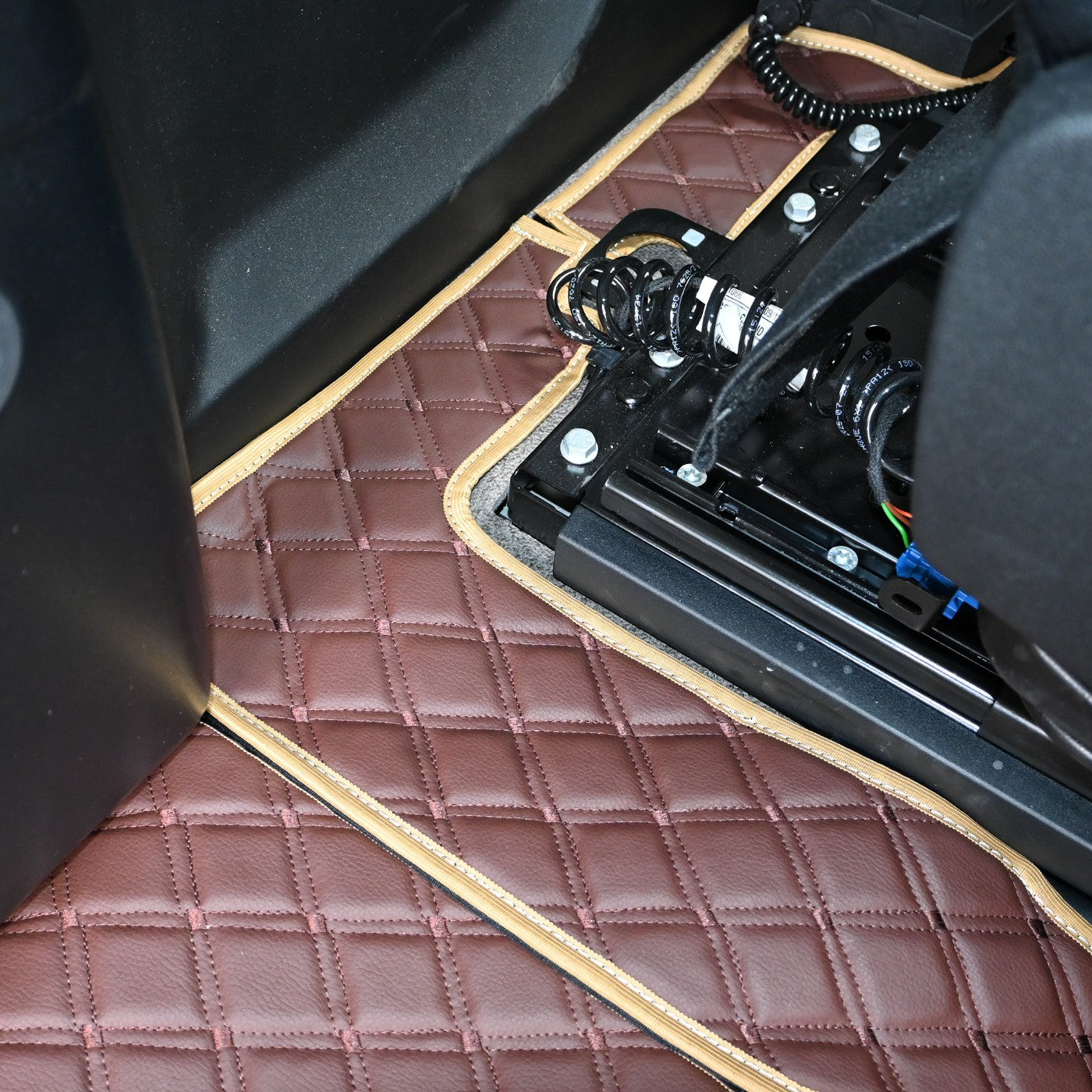 DYWAN ROYAL IVECO S-WAY od 2024 automat + cokoły BRĄZ SABA