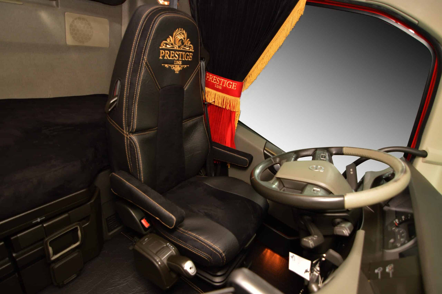 Pokrowce na fotele PRESTIGE-LINE VOLVO FH, FH16, FMX, FM od 2013, FH5 od 2021 fotele lotnicze, 1 pas CZARNY SABA