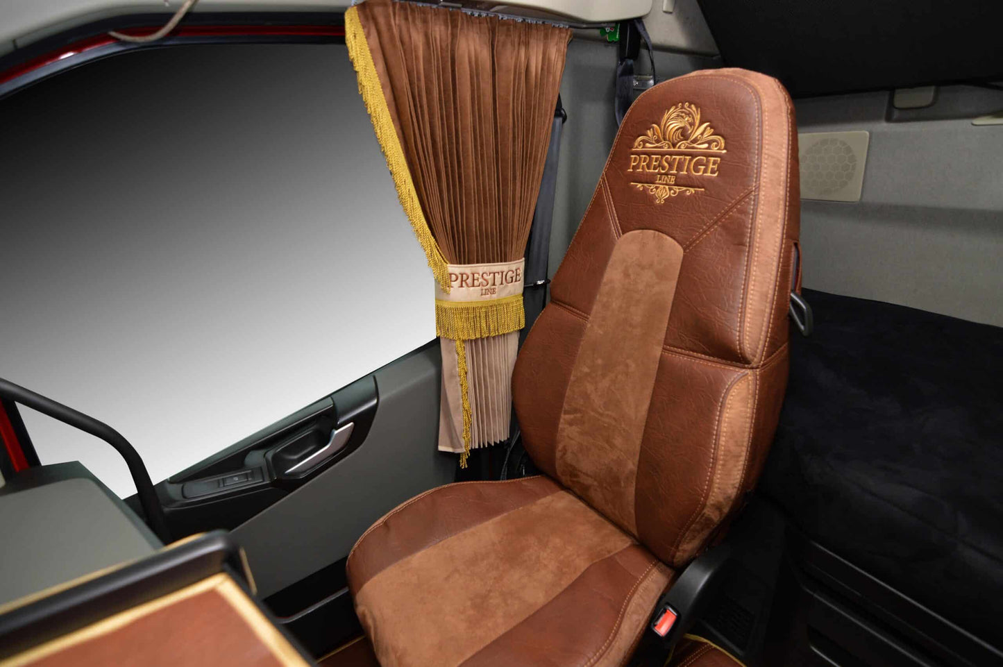 Pokrowce na fotele PRESTIGE-LINE VOLVO FH, FH16, FMX, FM od 2013, FH5 od 2021 fotele lotnicze, 1 pas BRĄZ SABA