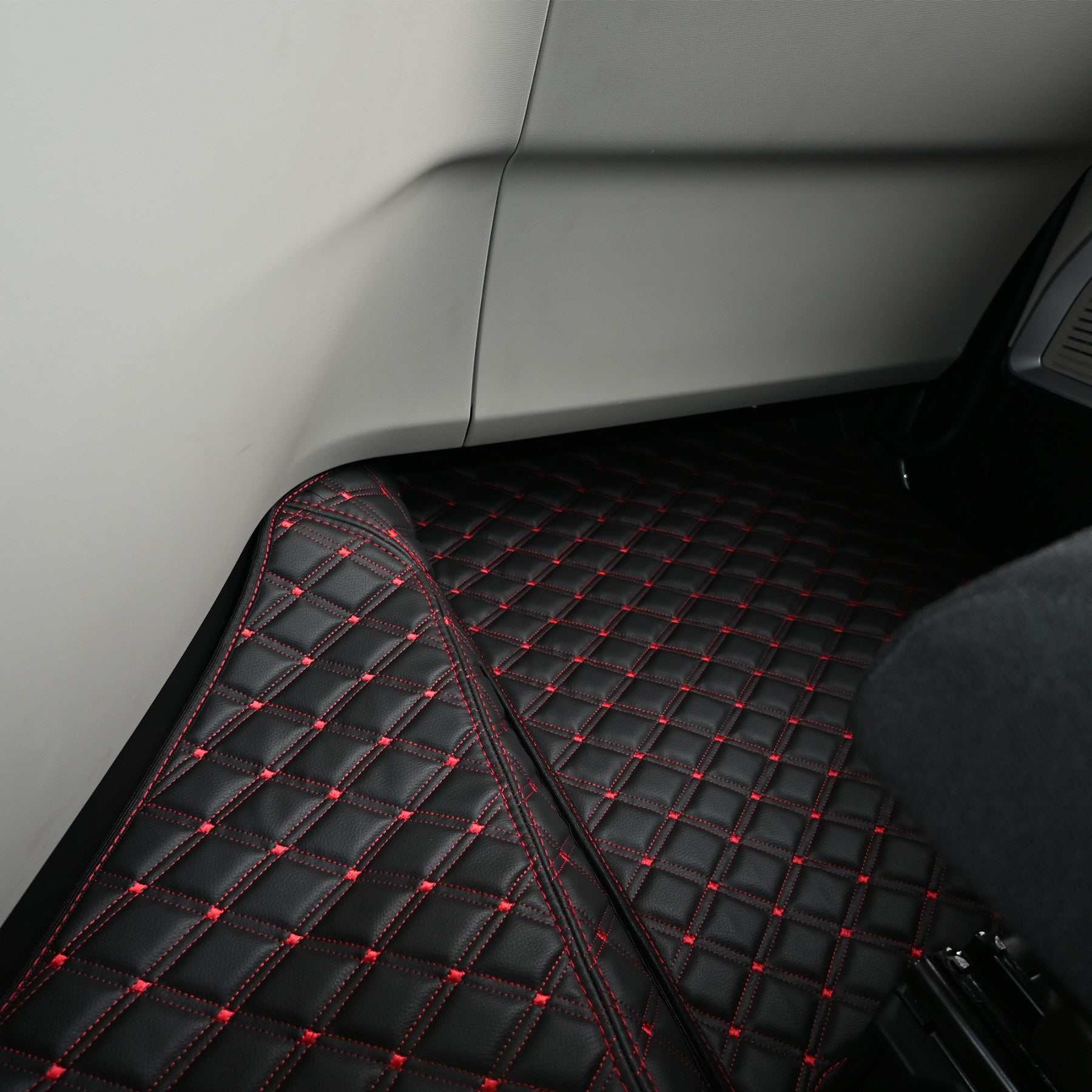 DYWAN ROYAL IVECO S-WAY od 2024 automat + cokoły CZARNO-CZERWONY SABA