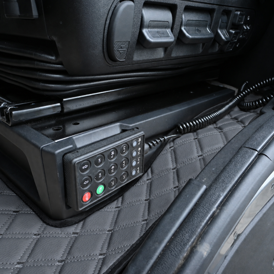 DYWAN ROYAL IVECO S-WAY od 2024 automat + cokoły SZARY SABA