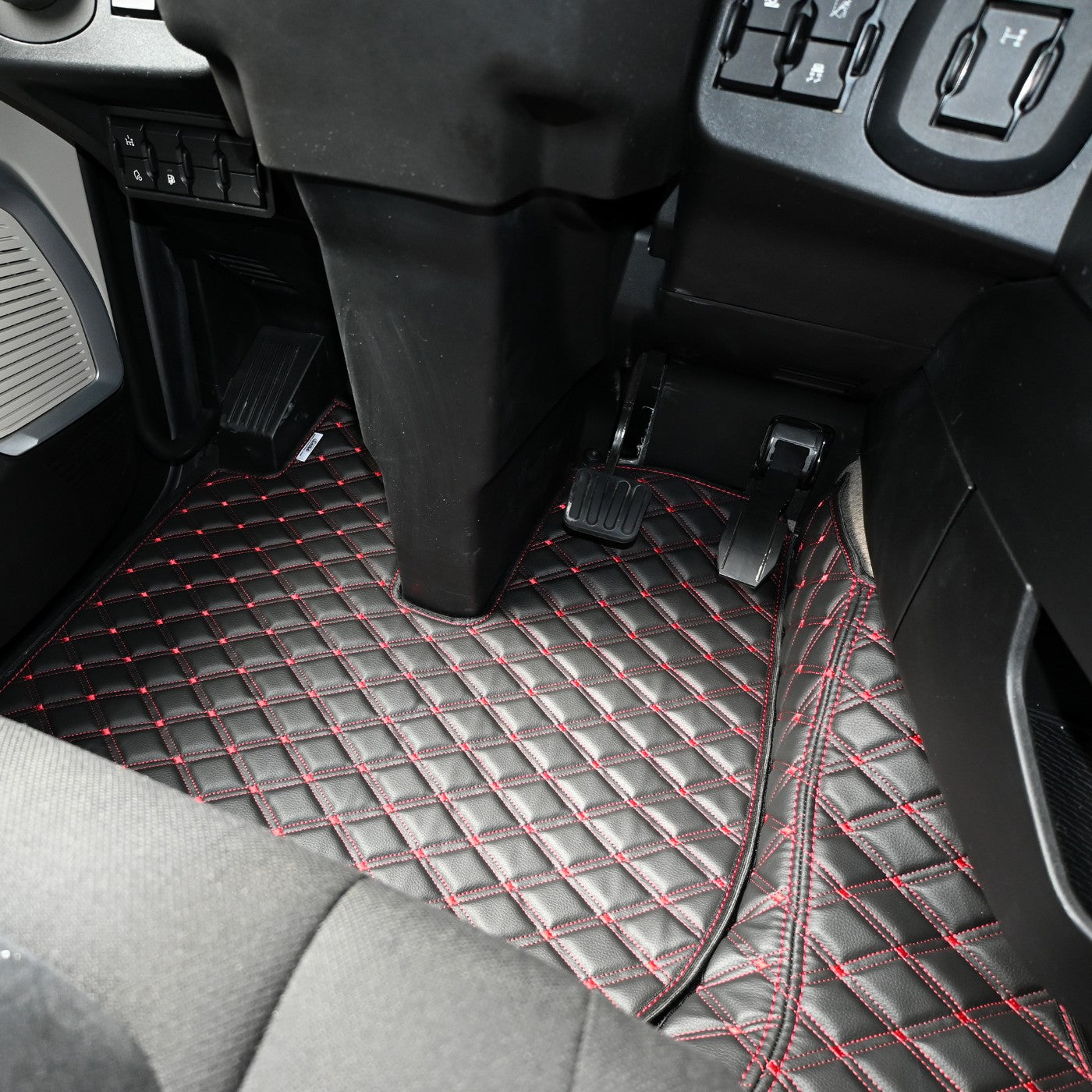 DYWAN ROYAL IVECO S-WAY od 2024 automat + cokoły CZARNO-CZERWONY SABA