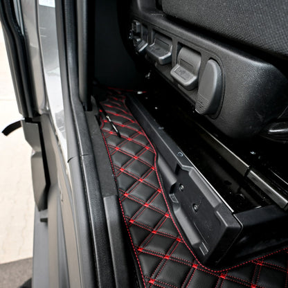 DYWAN ROYAL IVECO S-WAY od 2024 automat + cokoły CZARNO-CZERWONY SABA