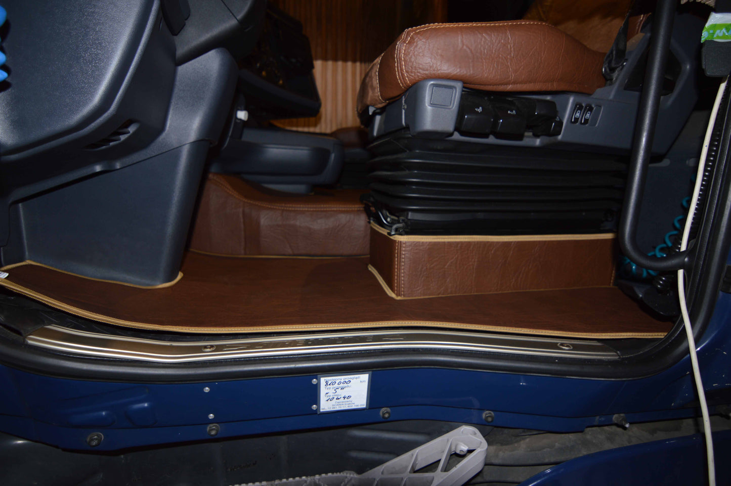 Obicia podstaw foteli/cokoły PRESTIGE-LINE SCANIA seria R od 2009-2013 fotel pasażera nieamortyzowany BRĄZ SABA
