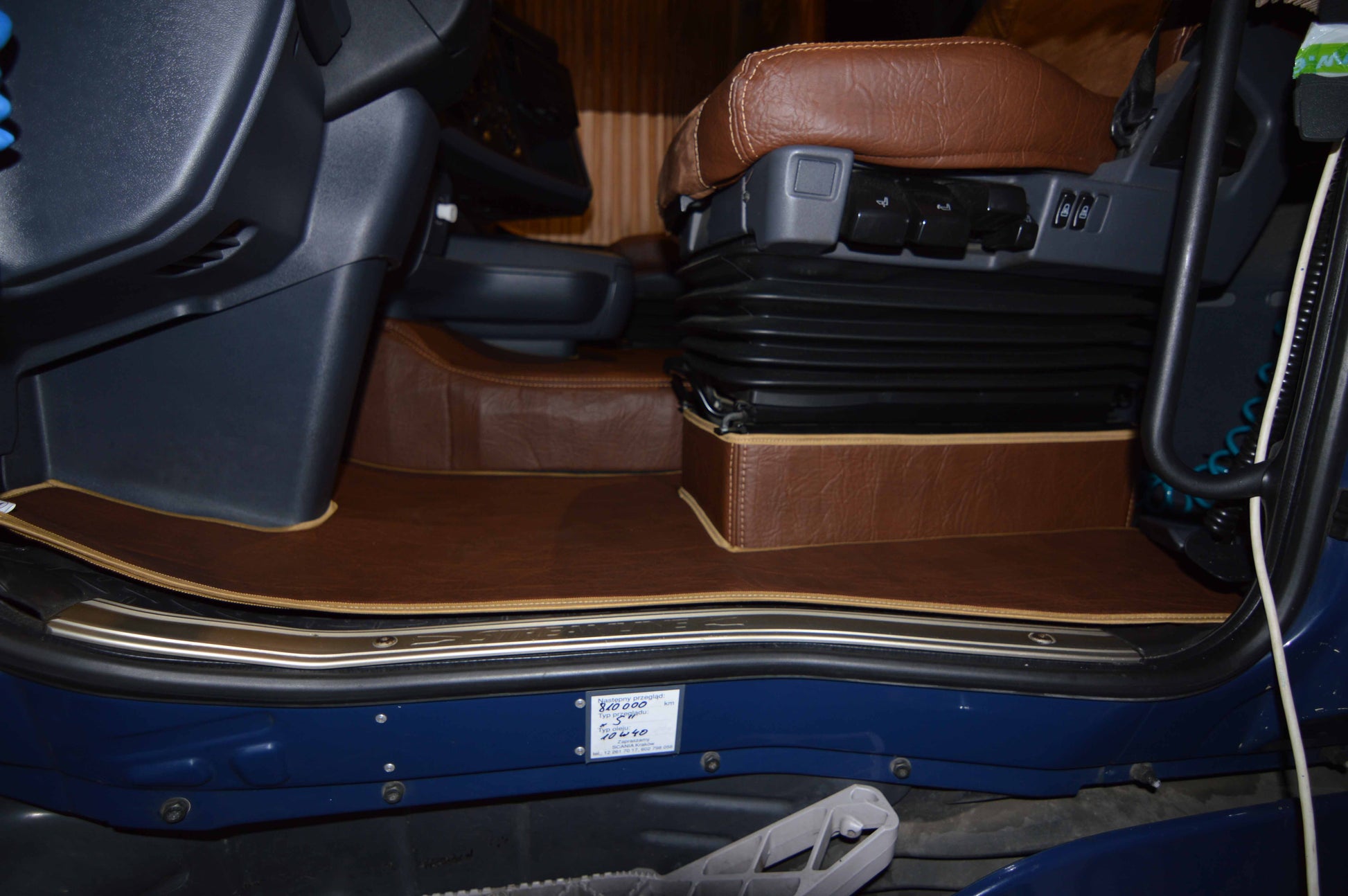 Obicia podstaw foteli/cokoły PRESTIGE-LINE SCANIA seria R od 2009-2013 fotel pasażera nieamortyzowany BRĄZ SABA