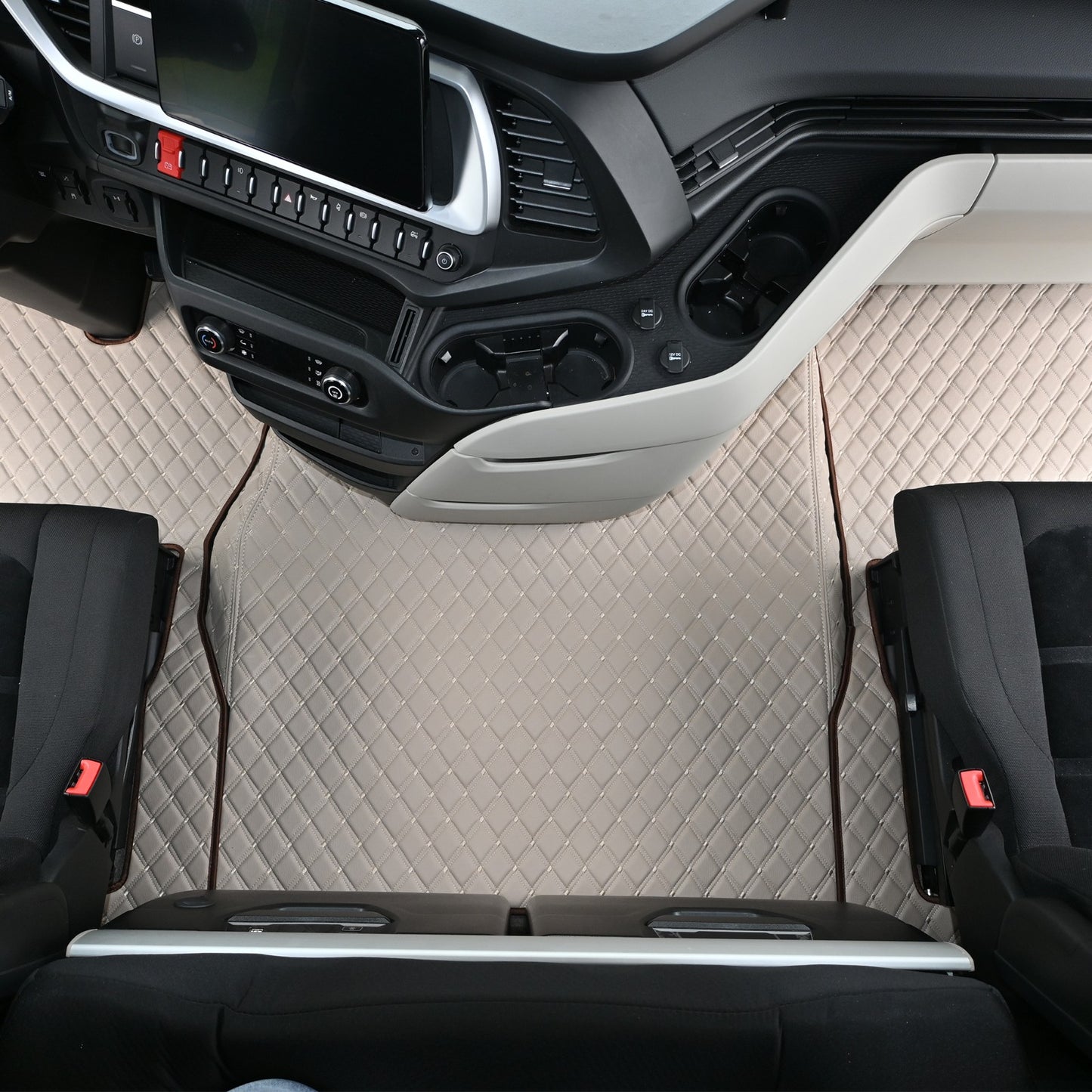 DYWAN ROYAL IVECO S-WAY od 2024 automat + cokoły BEŻ SABA