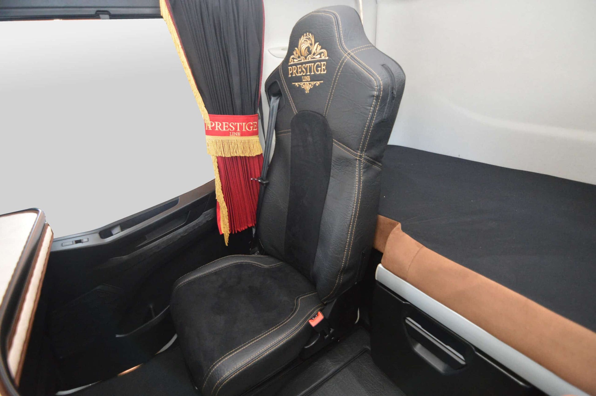 Pokrowce na fotele PRESTIGE-LINE Iveco S-WAY od 2019 2 pasy CZARNY SABA