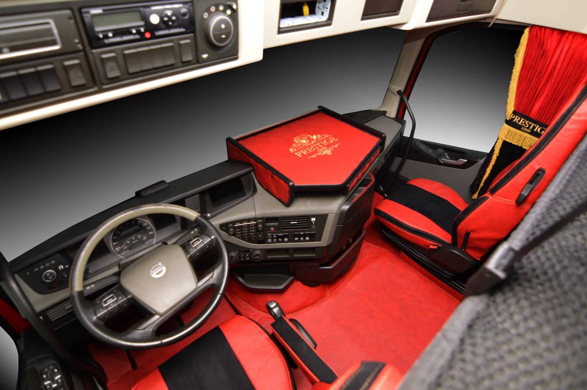 Pokrowce na fotele PRESTIGE-LINE VOLVO FH, FH16, FMX, FM od 2013, FH5 od 2021 fotele lotnicze, 1 pas CZERWONY SABA