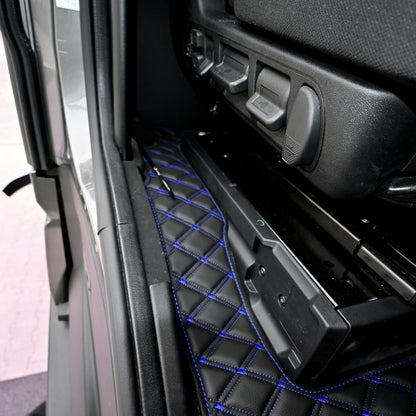 DYWAN ROYAL IVECO S-WAY od 2024 automat + cokoły CZARNO-NIEBIESKI SABA