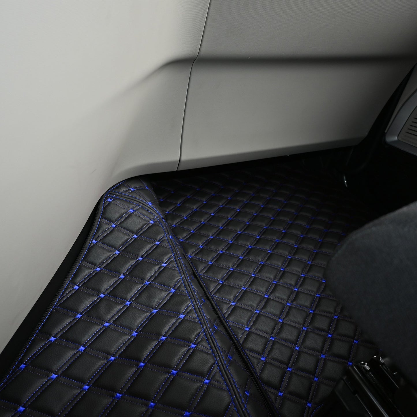 DYWAN ROYAL IVECO S-WAY od 2024 automat + cokoły CZARNO-NIEBIESKI SABA