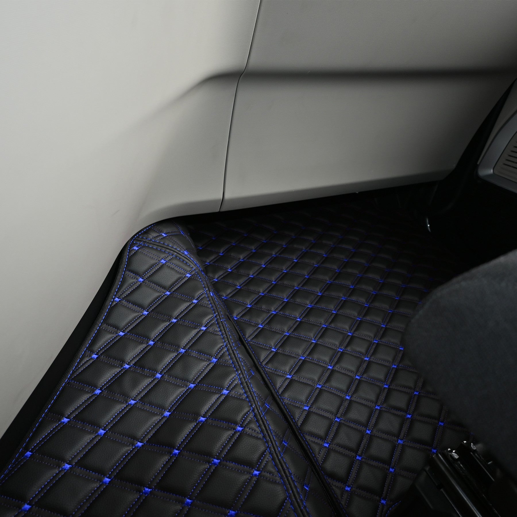 DYWAN ROYAL IVECO S-WAY od 2024 automat + cokoły CZARNO-NIEBIESKI SABA