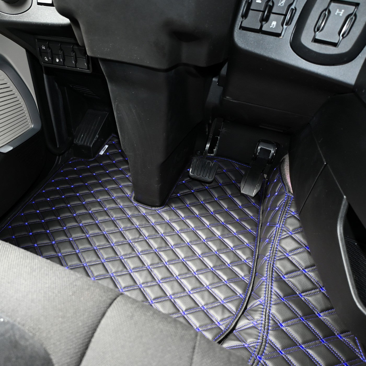 DYWAN ROYAL IVECO S-WAY od 2024 automat + cokoły CZARNO-NIEBIESKI SABA